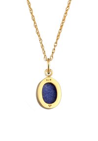 Guldtonet halskæde med oval lapis lazuli vedhæng. Vedhænget har en glat overflade med en blå sten indkapslet i en guldbelægning, mærket 925.