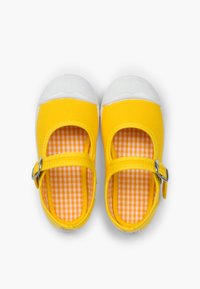 Zapatos de lona amarillos con punta redonda, suela de goma blanca, correa ajustable con hebilla y forro de gingham naranja.