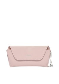 Różowa skórzana kopertówka o fakturowanej powierzchni z klapką i srebrnym łańcuszkiem. Posiada subtelne logo z przodu, które służy jako oznaczenie marki.