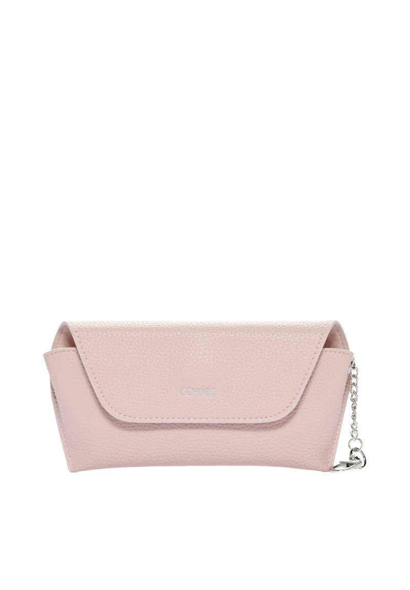 Różowa skórzana kopertówka o fakturowanej powierzchni z klapką i srebrnym łańcuszkiem. Posiada subtelne logo z przodu, które służy jako oznaczenie marki.