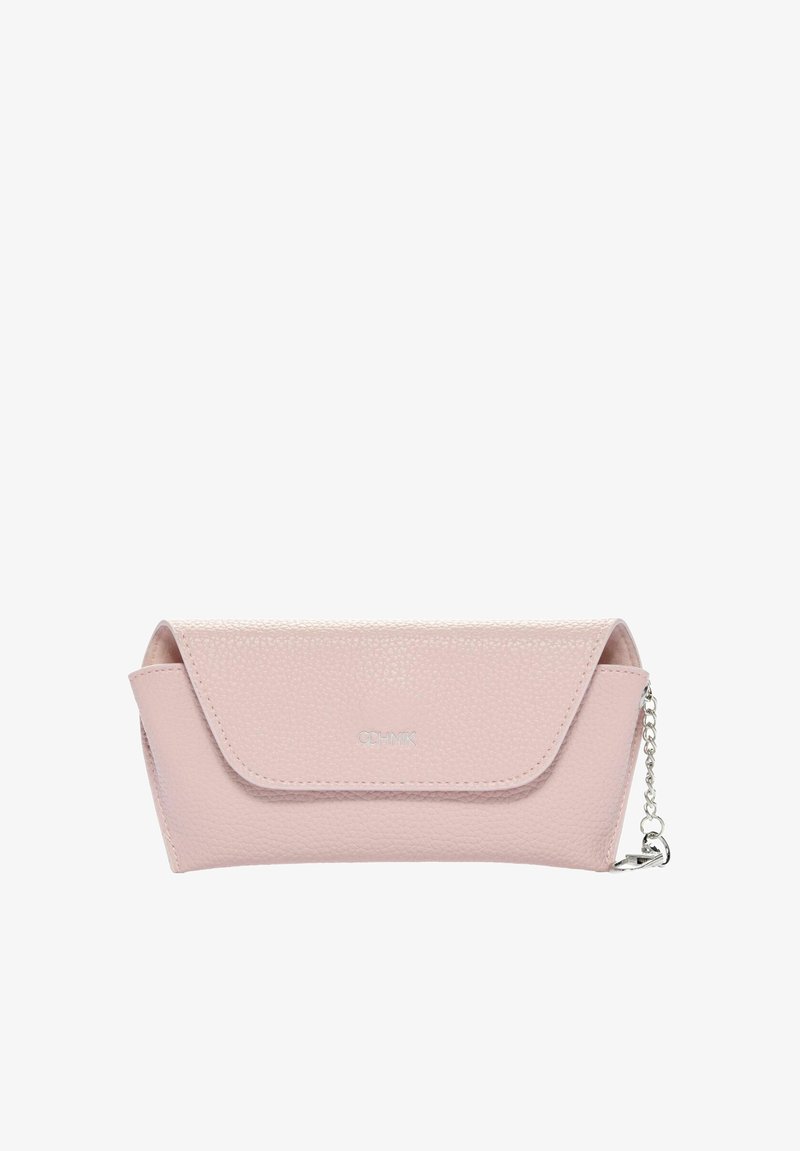 Różowa skórzana kopertówka o fakturowanej powierzchni z klapką i srebrnym łańcuszkiem. Posiada subtelne logo z przodu, które służy jako oznaczenie marki.