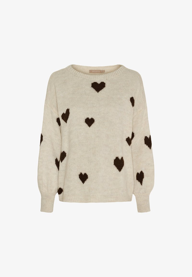 Kremfarvet strikket sweater med afslappet pasform, rund halsudskæring og brune hjerte-mønstre over det hele. Blød tekstur med ribbet kant ved ærmer og forneden.