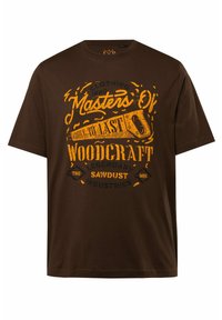 Brun bomulds t-shirt med stort gult og sort grafisk print med snedker-tema, korte ærmer og rund halsudskæring.