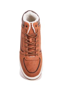 Braunes Lederhochschuh mit weißem Fellfutter, braunen Schnürsenkeln und Gummisohle. Verfügt über Stickereien und Perforationen an der Zehenpartie.