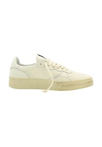Sneaker in pelle bianca con punta perforata, lacci piatti e una suola spessa e testurizzata. Presenta un sottile accento blu sul lato.