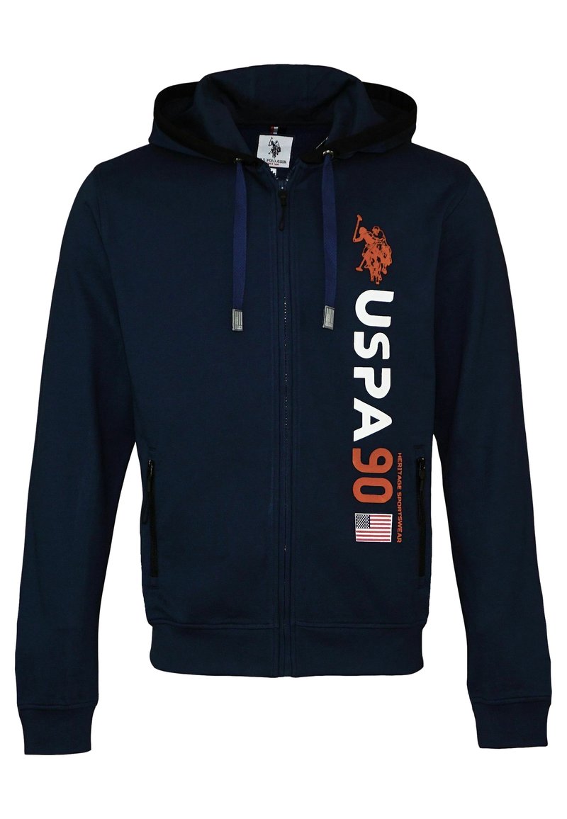 Felpa blu navy con zip, cappuccio con lacci, logo USPA 90, grafiche del giocatore di polo e piccola bandiera americana sul lato destro anteriore.