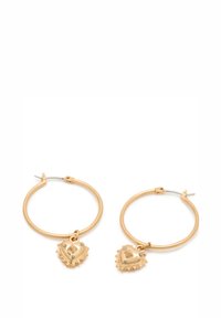 Guld hoops øreringe med en tekstureret hjertecharms med pigge og små pynt, der tilbyder et dristigt og unikt design.