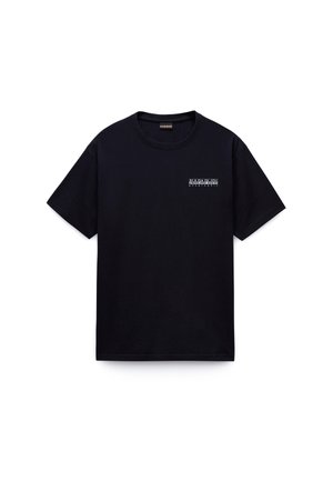 Sort t-shirt med korte ærmer og rund hals med lille hvidt "Napapijri Geographic"-logo på venstre bryst mod en hvid baggrund.