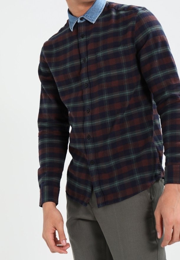 Flanellen overhemd in donker marineblauw, bordeauxrood en groene ruit met een lichte denim kraag. Kenmerken zijn knoopsluitingen en lange mouwen. Gestructureerde stof.