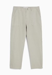 Vaaleanharmaat, puuvillasekoitteiset housut, joissa on rento malli, kaksi etutaskua ja nappisuljin. Littee etuosa, suorat lahkeet ja viimeistellyt lahkeensuut.