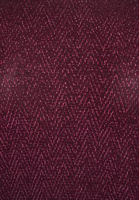 Bordová tkanina s cik-cak vzorom a trblietavými ružovými niťami, vytvárajúca textúrovaný, oku lahodiaci dizajn.