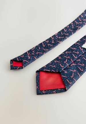 Cravat bleu marin cu un model de bețișoare de zahăr în roșu și alb, cu căptușeală roșie solidă și o suprafață texturată. Design clasic.