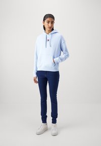 Tommy Jeans TJW BXY BADGE - Sportinis megztinis - breezy blue