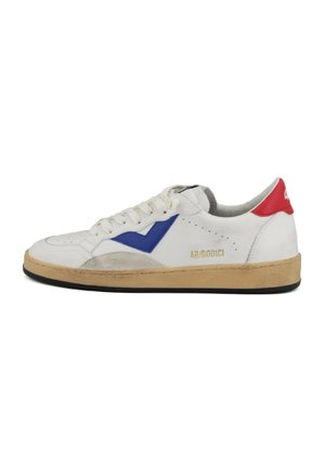 Sneaker in pelle bianca con accenti blu e rossi, suola in gomma tan invecchiata, punta rotonda e chiusura con lacci. Presenta il testo del logo sul lato.