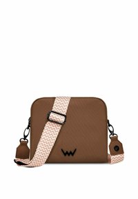 Braune rechteckige Tasche aus Stoff, mit einem strukturierten pinken Tragegurt, schwarzem Metallbeschlag und einem Logo-Detail auf der Vorderseite.