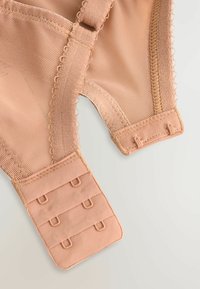 Beige-BH-Bereich mit weichem Mesh-Material, verstellbaren Trägern und einem Haken- und Ösenverschluss mit vier Schlaufen. Dezente gewellte Kanten.
