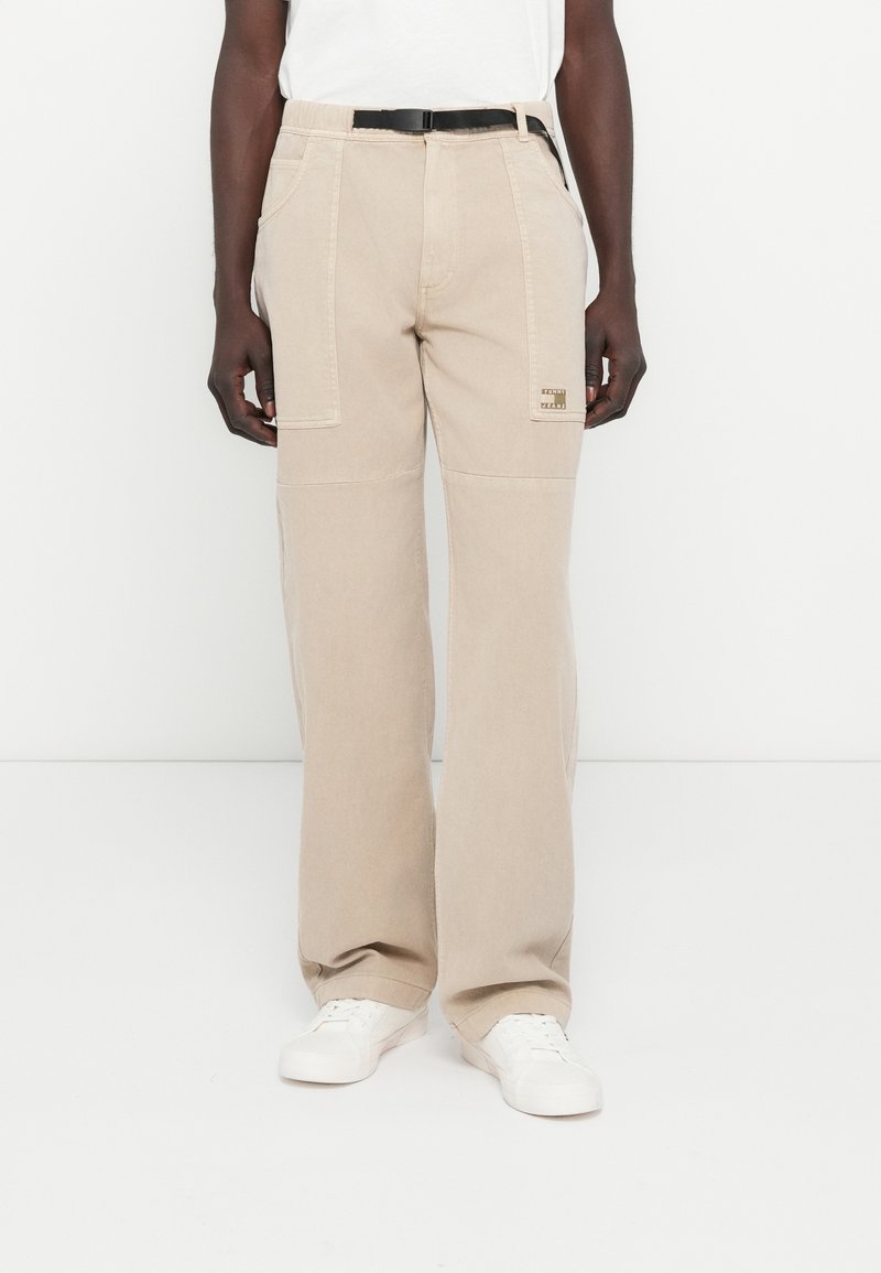 Tommy Jeans JAIMIE PANELLED TWILL RELAXED TROUSERS - Kalhoty - gulf sand