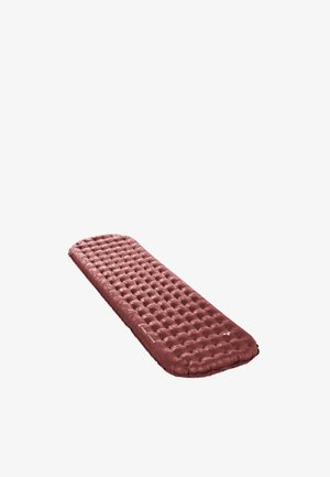 Rood opblaasbaar slaapmatje met luchtkamers, ontworpen voor buiten kamperen en comfort, getoond op een witte achtergrond.