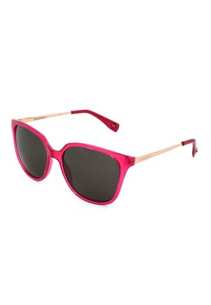 Occhiali da sole rosa a forma di occhi di gatto con lenti scure e sottili aste oro rosa, caratterizzati da un piccolo logo Converse sulle stanghette.
