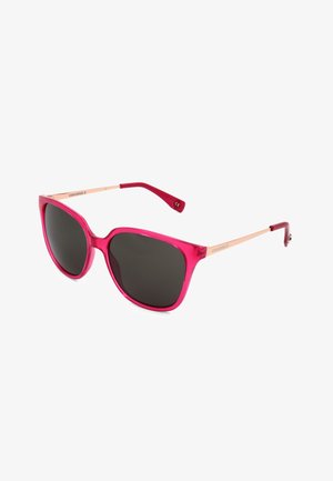 Occhiali da sole rosa a forma di occhi di gatto con lenti scure e sottili aste oro rosa, caratterizzati da un piccolo logo Converse sulle stanghette.