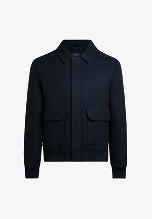 Veste en mélange de laine marine avec un col classique, une fermeture éclair frontale, deux grandes poches à rabat, et des poignets et un ourlet côtelés pour une coupe structurée.