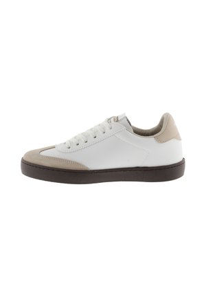 Zapatilla blanca de cuero con puntera de ante beige y suela de goma marrón. Presenta cordones redondeados y una textura suave con acentos de costura.