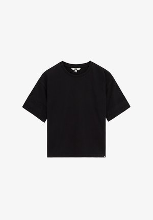 Čierne tričko s krátkym rukávom a okrúhlym výstrihom, so subtílnymi textúrovanými pruhmi na rukávoch, voľný strih a malá visačka na spodnom leme.