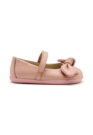 Ballerine in pelle di un morbido rosa, con punta tonda, accentuate da un fiocco laterale e una fascia in Velcro per una vestibilità sicura. Texture liscia con una suola rosa.