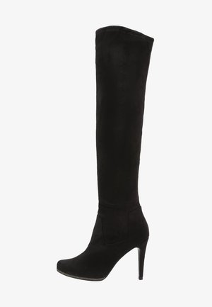 Botas negras por encima de la rodilla en suave ante con punta afilada, tacón de aguja alto y costura sutil a lo largo de la suela.