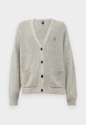 Lys grå cardigan laget av teksturert strikket stoff, med V-hals, lange ermer, to framlommer og svarte knapper. Liten logodetalj tilstede.