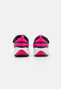 Schwarze und pinkfarbene Sportschuhe mit einem eleganten Design, ausgestattet mit einem strukturierten Obermaterial, einer stabilen Gummisohle und einem hinteren Griffschlaufen für einfaches Anziehen.