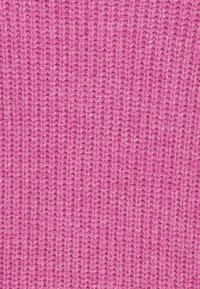 Trwała tkanina dzianinowa w intensywnym różu, prezentująca drobną teksturę z równymi rzędami i subtelnym połyskiem, idealna do odzieży lub akcesoriów.