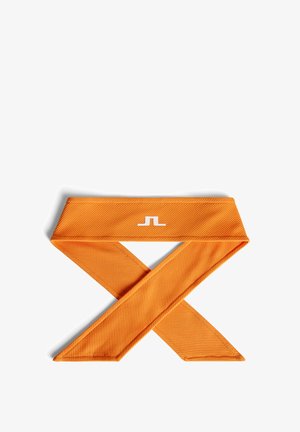 Oranje mesh hoofdband met een gestructureerd oppervlak en een wit logo. De uiteinden zijn puntig en het is ontworpen om door gebruikers te worden gedragen.