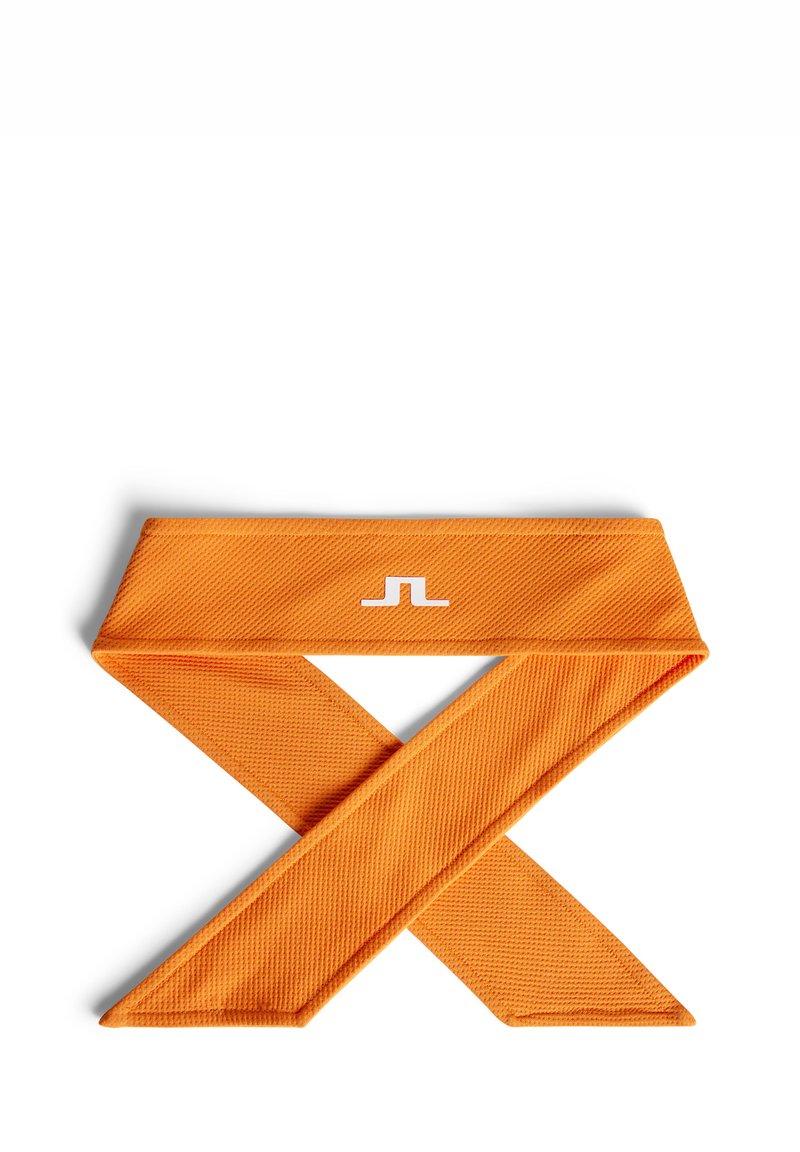 Orange mesh pannband med en texturerad yta och en vit logotyp. Ändarna är spetsiga, och den är designad för att bäras av användare.