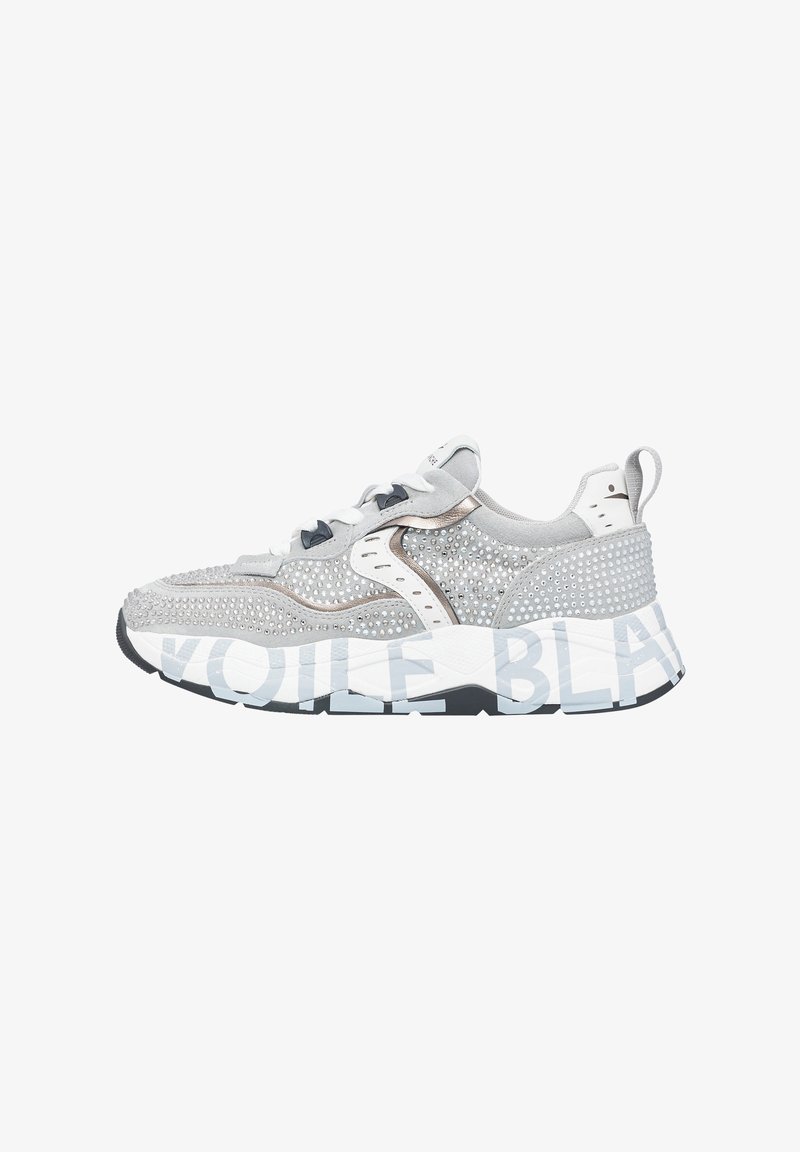 Sneakers con una combinazione di colori argento e bianco, caratterizzati da strass, una parte superiore testurizzata e lettere bianche audaci sulla suola intermedia.