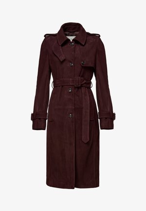 Trench coat din suede burgund cu aspect întunecat, cu deschidere cu nasturi, talie accentuată cu curea, epauleți și curele cu cataramă pe mânecile lungi.