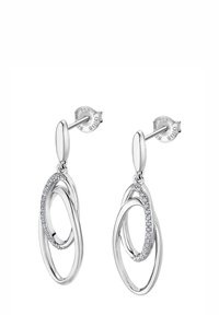 Boucles d'oreilles en argent avec des formes ovales entrelacées. Un ovale est orné de petites pierres précieuses transparentes. Fini poli, style à cliquet.