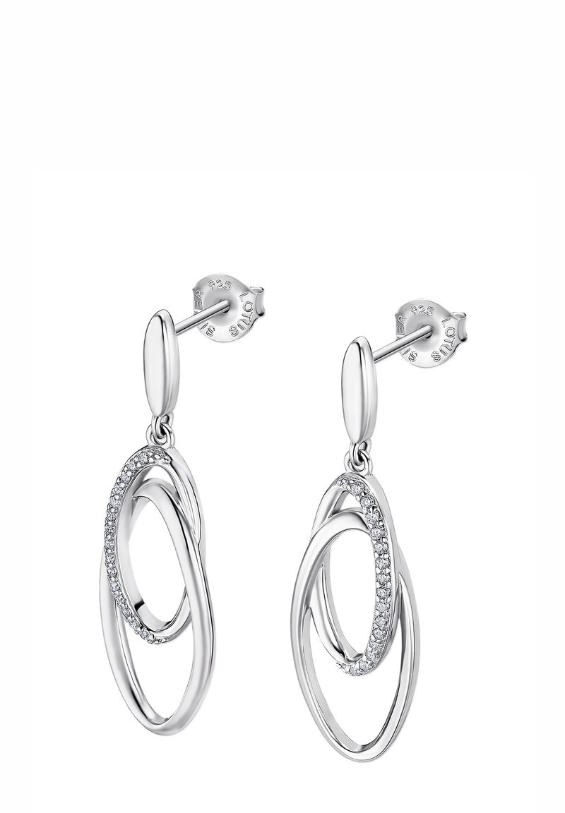 Boucles d'oreilles en argent avec des formes ovales entrelacées. Un ovale est orné de petites pierres précieuses transparentes. Fini poli, style à cliquet.