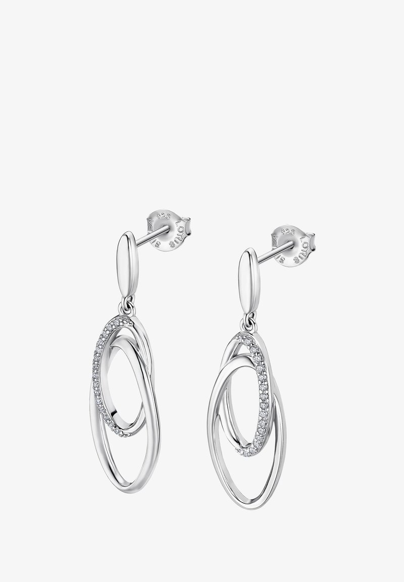Boucles d'oreilles en argent avec des formes ovales entrelacées. Un ovale est orné de petites pierres précieuses transparentes. Fini poli, style à cliquet.