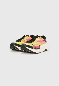 „Hoka“ sportbačiai pasižymi lengvu gelsvai rožiniu akių viršumi, juodais raišteliais, paminkštintu baltu vidpadžiu ir patvariu juodu guminiu padu.