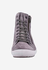 Szare zamszowe sneakersy typu high-top z przednimi sznurowadłami, bocznym zamkiem błyskawicznym i białą gumową podeszwą, pokazane z widoku frontalnego na białym tle.