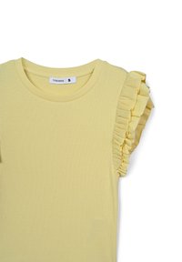 T-shirt giallo a costine con maniche corte a volant. Etichetta visibile che indica la taglia S. Tessuto liscio, design aderente e stoffa morbida.