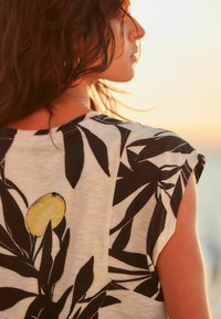 Next CREW NECK - Marškinėliai su spaudiniu - ecru lemon print