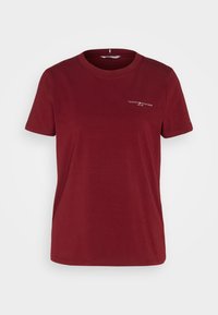 T-shirt in cotone bordeaux con collo rotondo, maniche corte e un piccolo logo bianco sul petto. Texture liscia, vestibilità standard.