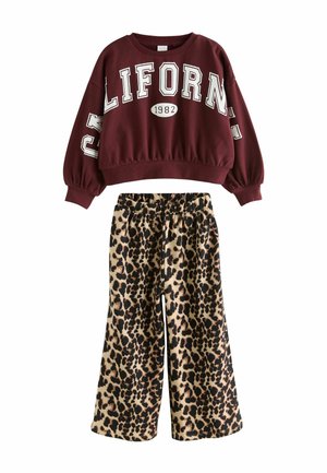 Hanorac bordeux cu imprimeu "CALIFORNIA 1982" și mâneci lungi, lejere; pantaloni cu imprimeu leopard, cu croială largă și talie elastică.