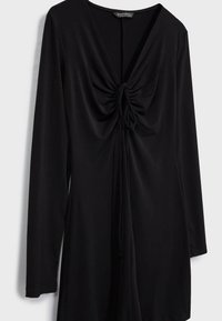 Robe noire à manches longues avec un devant froncé et un détail noué au centre, avec un décolleté en V et une coupe slim.