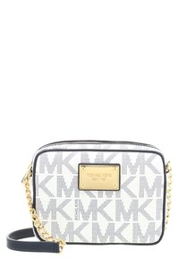 Valkoinen Michael Kors olkalaukku, jossa on musta "MK" -kuvio, kultainen logo-laatta ja kultaketjuolkaintä, jossa on musta nahkakohta.