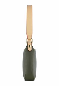 Borsa in pelle verde con finitura testurizzata, corpo snello, tracolla beige, dettagli in oro e un accento rosso lungo il bordo della tracolla.