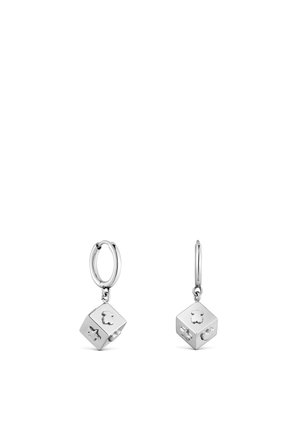 Boucles d'oreilles créoles en argent avec petits pendentifs cubes gravés de symboles, présentées sur fond blanc.