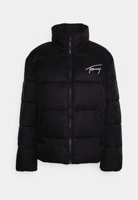 Svart vadderad jacka med hög krage, framficka med dragkedja och axelsömmar, samt en vit broderad logotyp på vänster bröst.